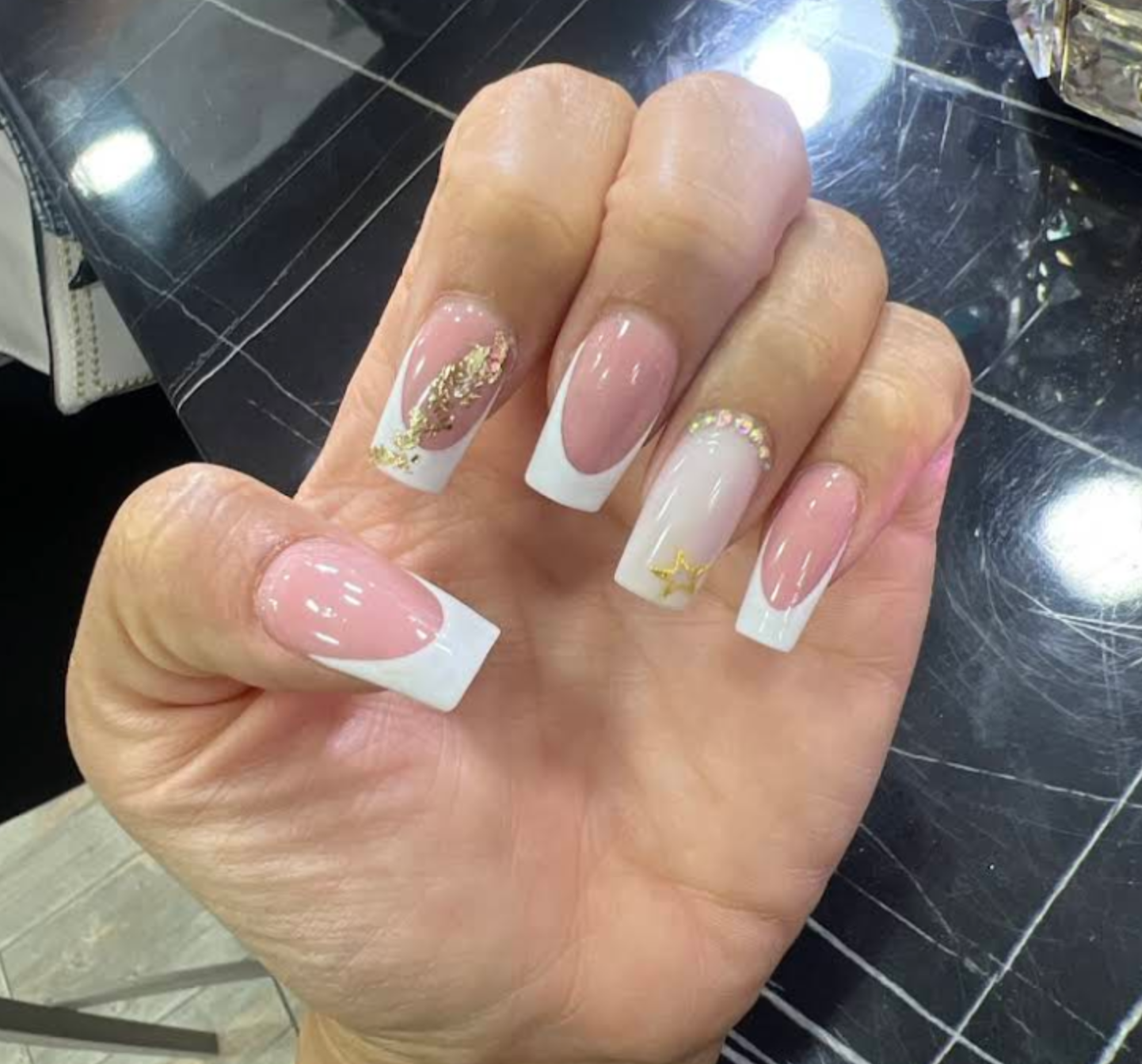 Diseño de uñas francesas con detalles dorados por Pompo Nails